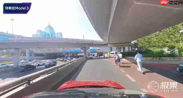 中美智驾大 PK!四大魔鬼场景实测,华为激光雷达对纯视觉,谁更强?