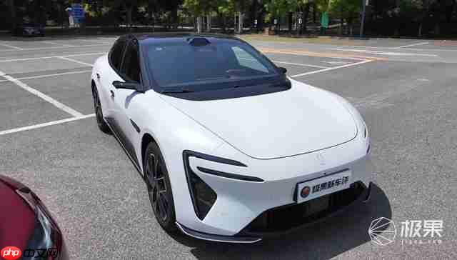 中美智驾大 PK!四大魔鬼场景实测,华为激光雷达对纯视觉,谁更强?