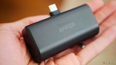 J'ai branché une minuscule batterie dans le bas de mon téléphone