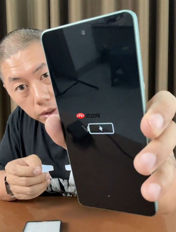 博主实测购买100块一台的智能手机:纯纯诈骗 屏幕只会亮没电图标