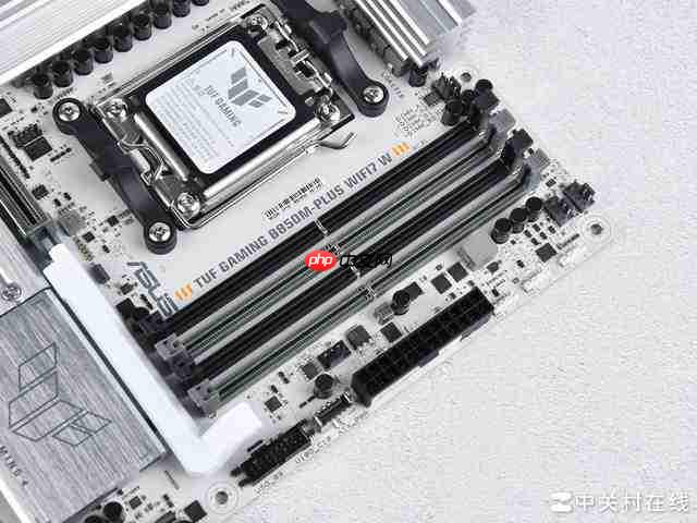 布局优化升级 WIFI7 华硕 B850 重炮手白色版主板评测