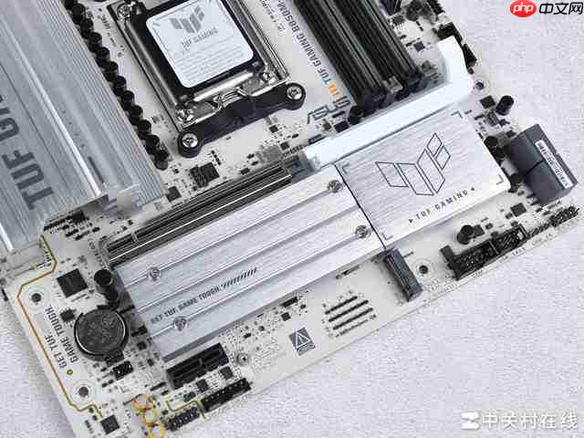 布局优化升级 WIFI7 华硕 B850 重炮手白色版主板评测