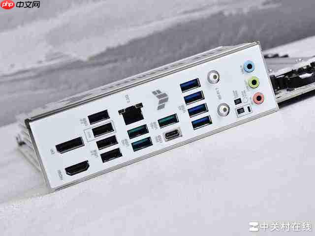 布局优化升级 WIFI7 华硕 B850 重炮手白色版主板评测