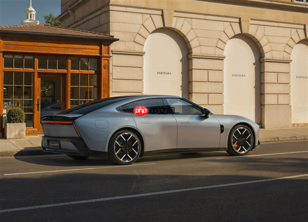 王凤英亲自交车！何小鹏喜提全新小鹏P7：没有鹏翼门的鹏翼版