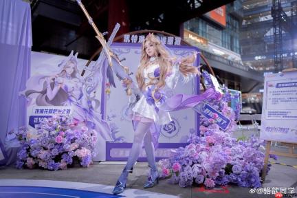 《LOL》主持人骆歆Cos水晶玫瑰女警 太美了