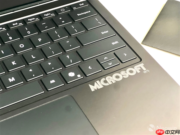微软走过半个世纪：老外开箱Surface Laptop 50周年纪念版