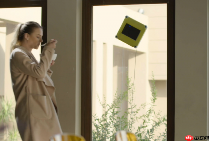 Window Wizard机器人在清洁玻璃的同时可自动在玻璃上移动