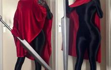 《絲之歌》大黃蜂COS！紅色披風(fēng)黑絲裝束 迷亂惹眼