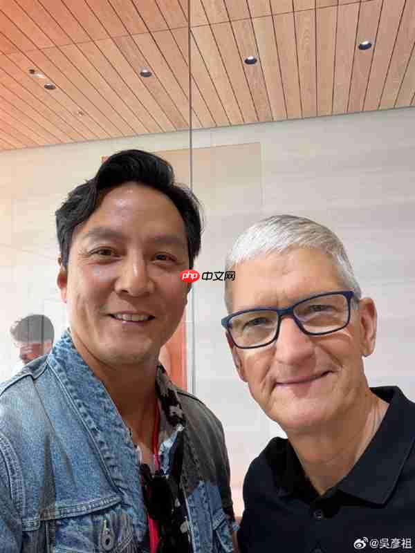 苹果的牙膏终于“挤爆了”!吴彦祖与库克合影:超期待用上iPhone 17系列