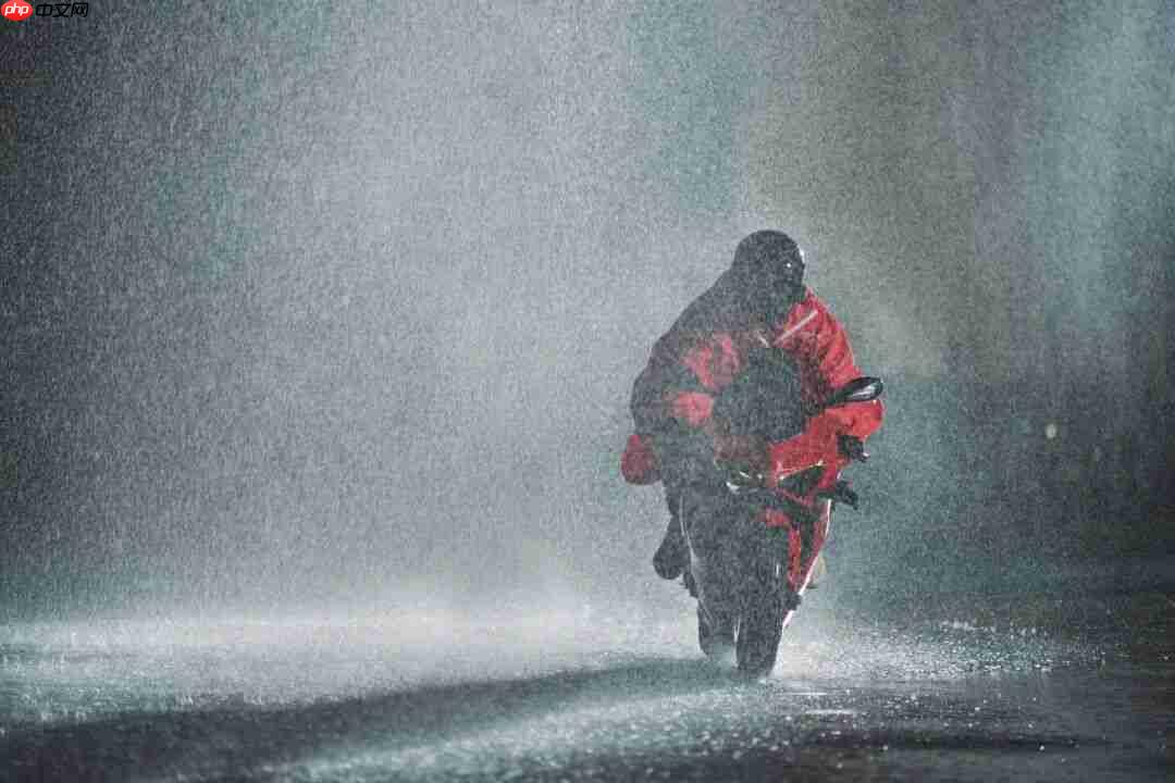 京东外卖:为全职骑手免费配置红斗篷雨衣