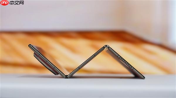 17999元买它还是苹果17 Pro Max！华为三折叠Mate XTs明天开卖 备货量曝光