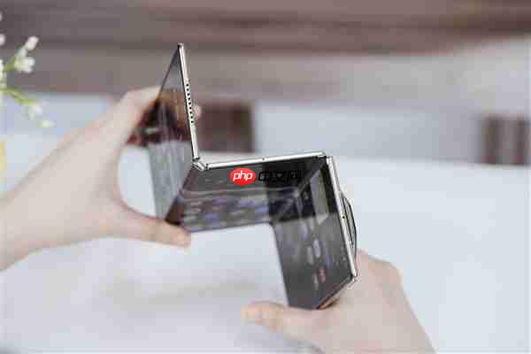 全球第2款三折叠!华为Mate XTs非凡大师图赏