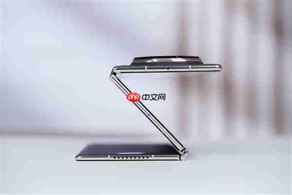 全球第2款三折叠!华为Mate XTs非凡大师图赏