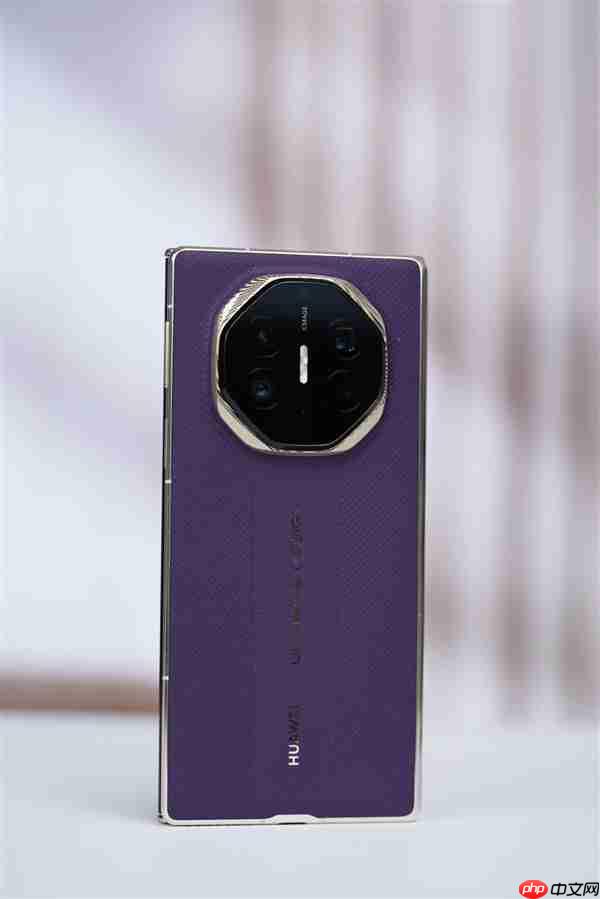 全球第2款三折叠!华为Mate XTs非凡大师图赏