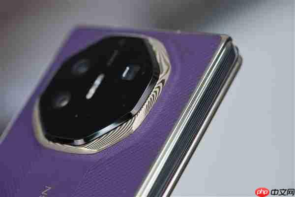 全球第2款三折叠!华为Mate XTs非凡大师图赏