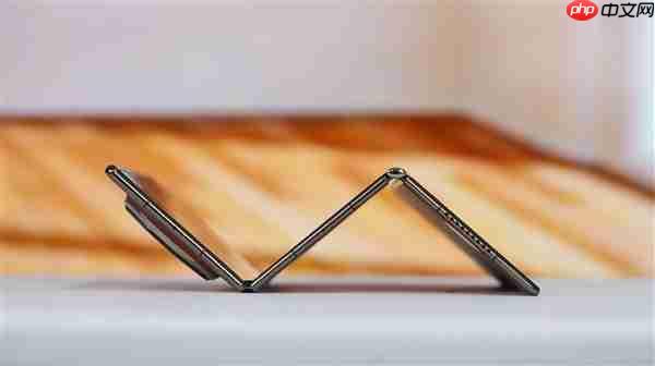 17999元起 跟苹果17 Pro Max同价！华为三折叠Mate XTs开卖：秒没