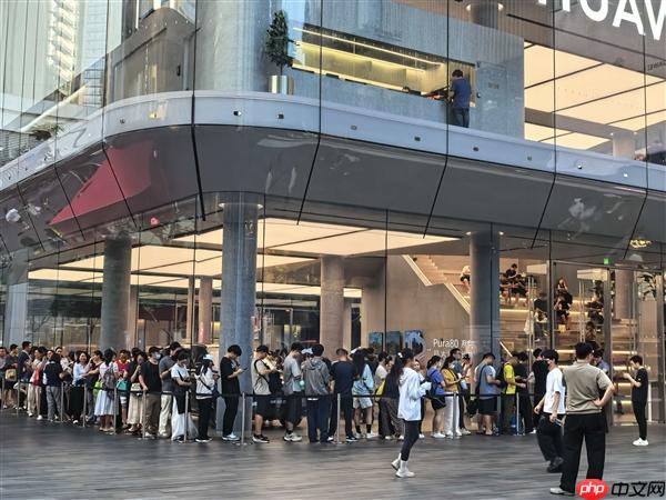 华为新三折叠屏Mate XTs非凡大师开售现场人从众：17999元起