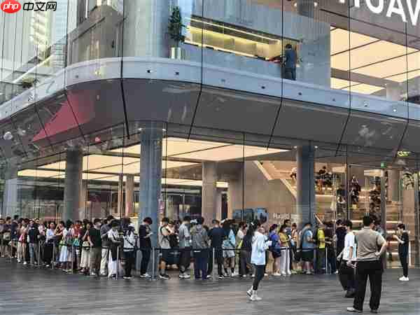 华为新三折叠屏Mate XTs非凡大师开售现场人从众:17999元起