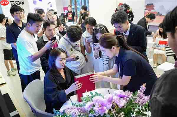 华为新三折叠屏Mate XTs非凡大师开售现场人从众:17999元起