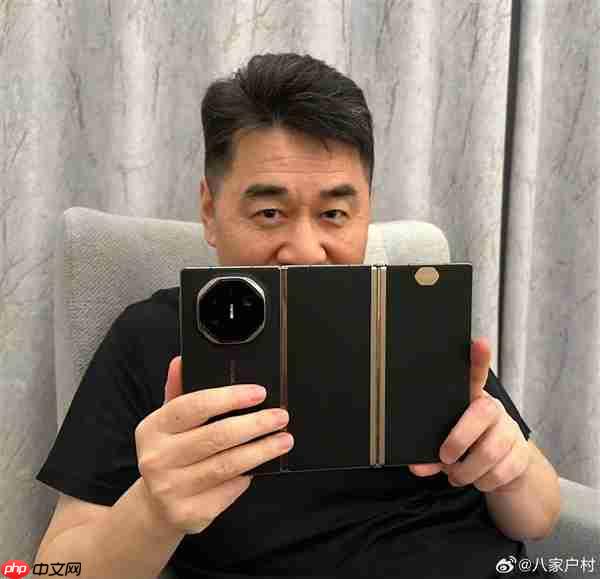 唐国强等多位明星用华为新三折叠屏批奏折 网友:对味了