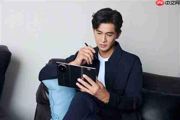 唐国强等多位明星用华为新三折叠屏批奏折 网友:对味了