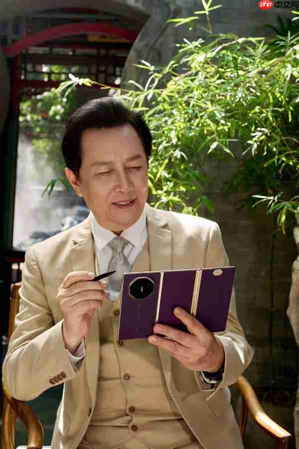 唐国强等多位明星用华为新三折叠屏批奏折 网友:对味了