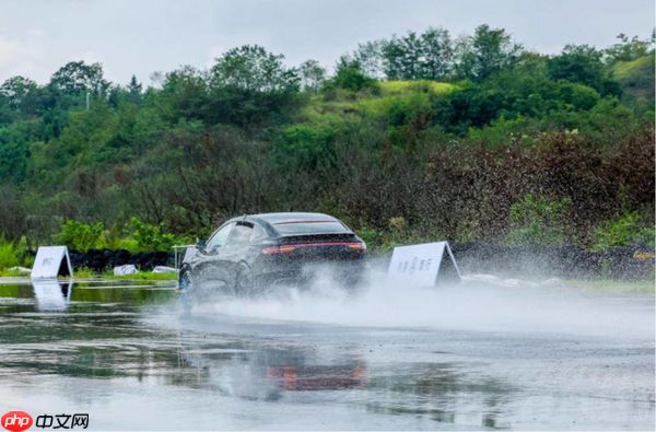 新款智界R7底盘安全性评测，重新定义驾控安全