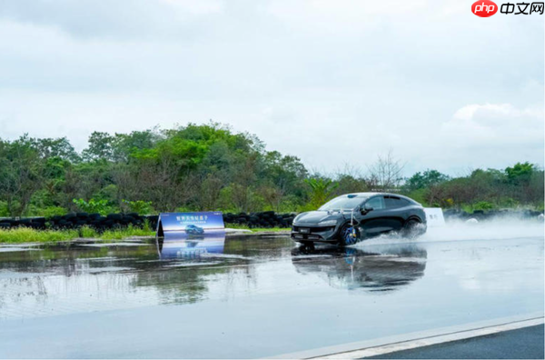 新款智界R7底盘安全性评测，重新定义驾控安全