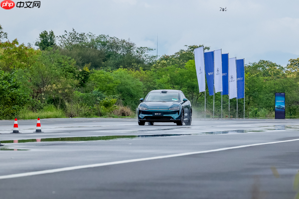 新款智界R7底盘安全性评测，重新定义驾控安全