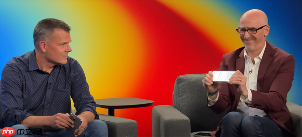 5.6毫米机身能掰断吗：记者采访苹果高管现场手撕iPhone Air