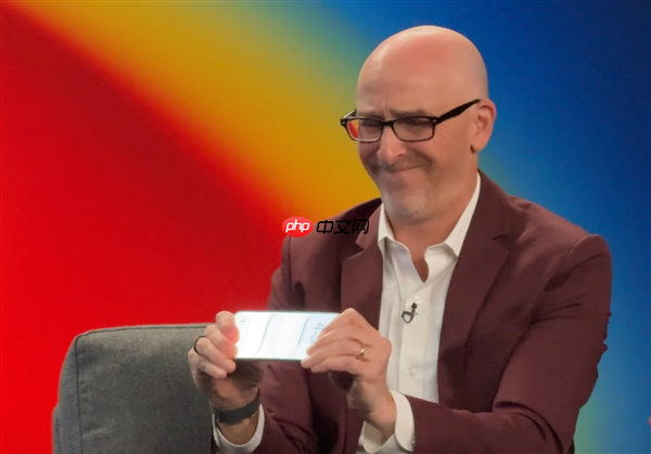 5.6毫米机身能掰断吗：记者采访苹果高管现场手撕iPhone Air