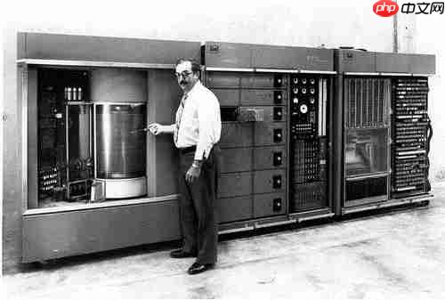 69年前 IBM发明第一块硬盘!容量只有3.75MB 但重达1吨