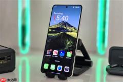 一加15预热 李杰：屏幕对标iPhone 17 Pro Max绰绰有余