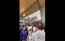 5999元起！iPhone17发售 直击北京苹果店：门口大排长龙 要首批拿到新机
