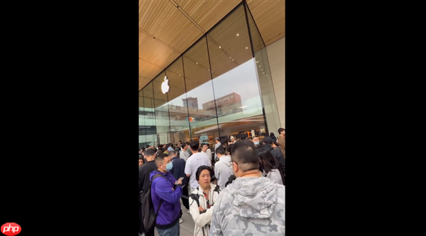 5999元起!iPhone17发售 直击北京苹果店:门口大排长龙 要首批拿到新机