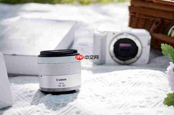 专业摄影师力荐:佳能 R50V 拍照实力实测  弱光对焦与色彩表现惊艳,全能创作不妥协