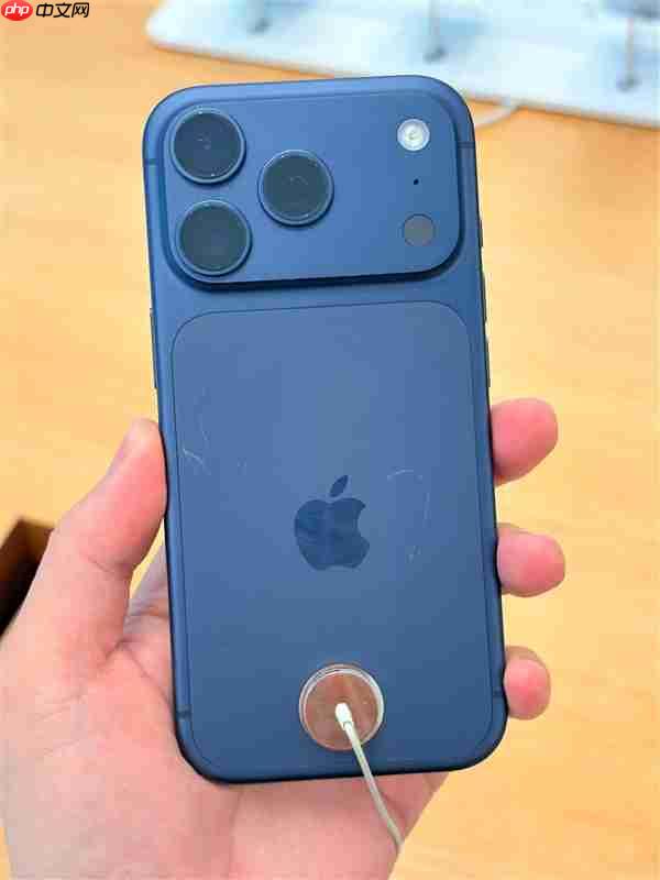 苹果线下店展出iPhone 17 Pro真机：已满身划痕！铝合金机身被吐槽质感差