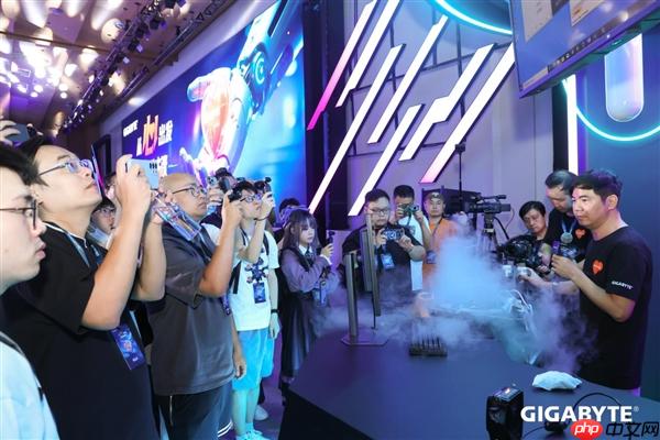 7.3GHz新纪录！HiCookie再创9800X3D+技嘉X870主板超频战绩