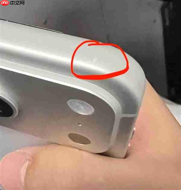 第一批iPhone 17贴膜受害者出现了：贴膜工具把边框划伤 果粉心疼
