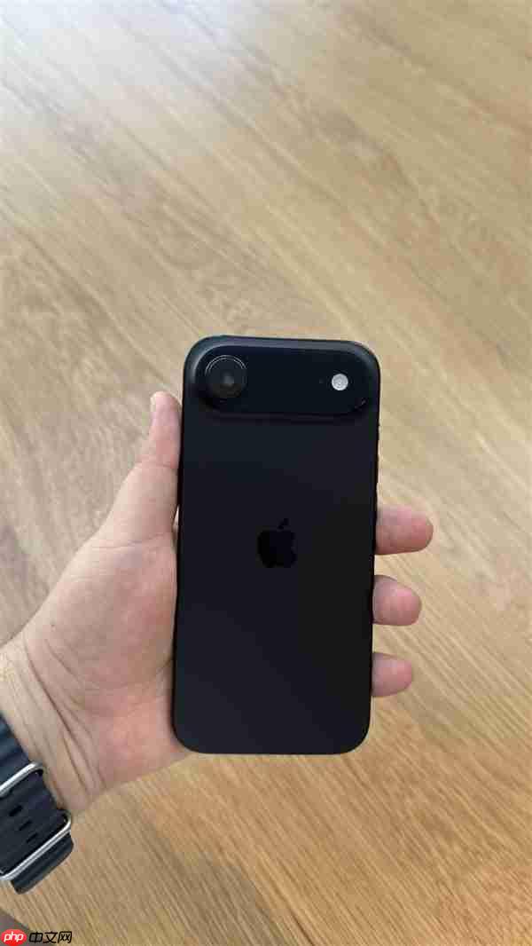 iPhone Air到手仅一天就翻车：镜头内出现水雾