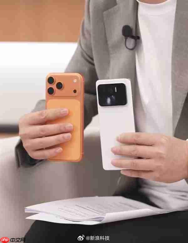 到底谁蹭谁热度!小米17 Pro和iPhone 17 Pro真机对比:你觉得像吗