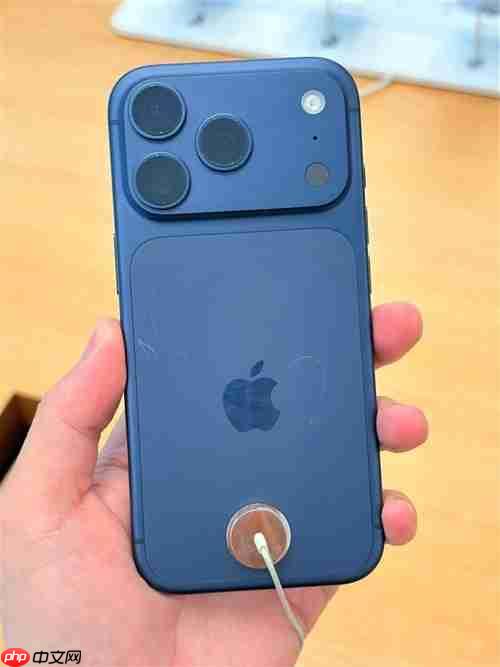 iPhone 17 Pro展示机已有伤痕：不忍视
