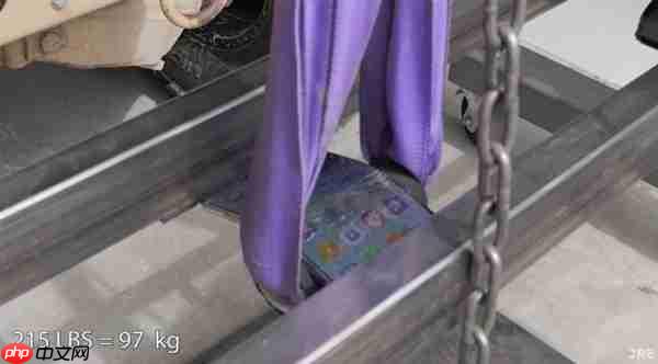 首次！5.6毫米机身的iPhone Air终于被掰弯了：需要100kg的力量 普通人根本掰不断