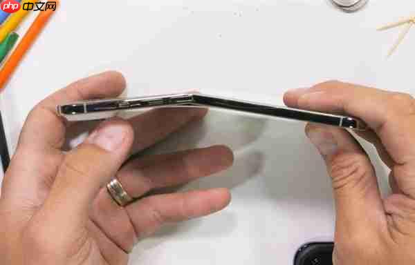 首次！5.6毫米机身的iPhone Air终于被掰弯了：需要100kg的力量 普通人根本掰不断