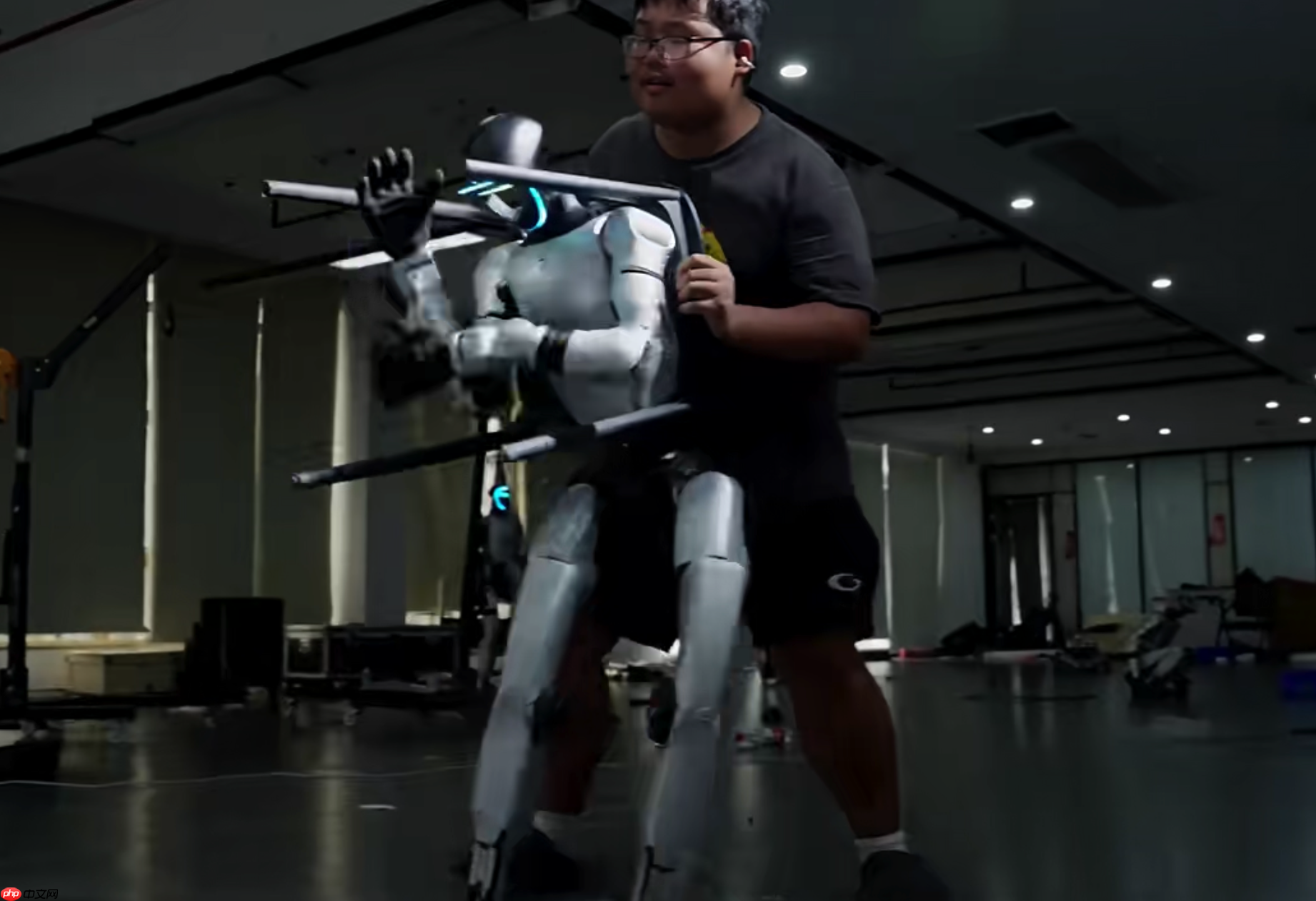 宇树人形机器人 G1 遭“围殴”后仍能迅速起身