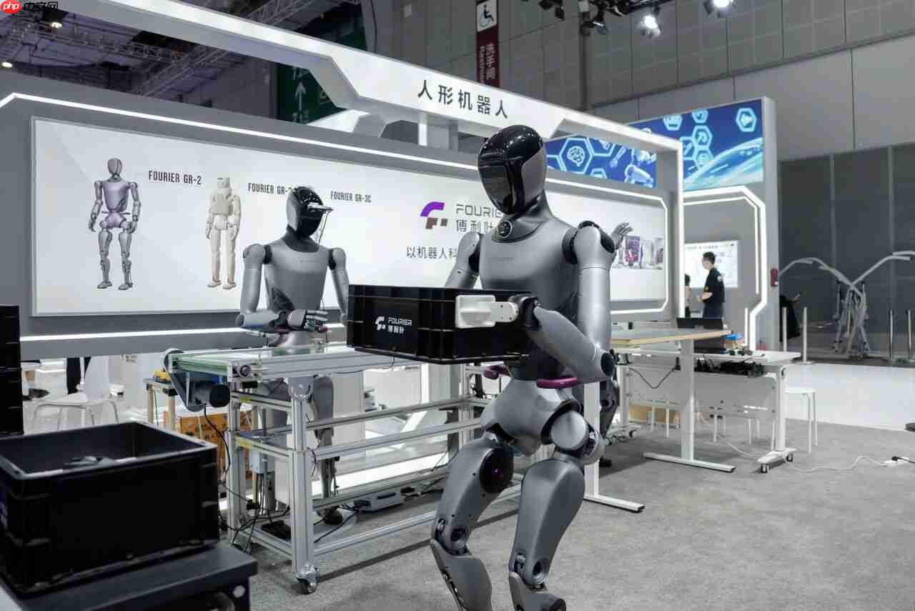 傅利叶第三代人形机器人 GR-3C 首次亮相:白色涂装形似“宇航员”