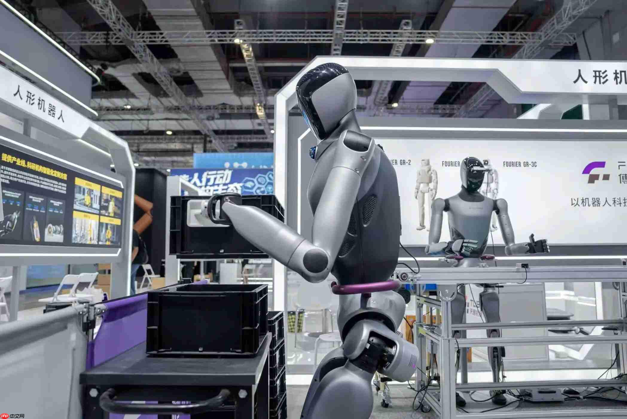 傅利叶第三代人形机器人 GR-3C 首次亮相:白色涂装形似“宇航员”