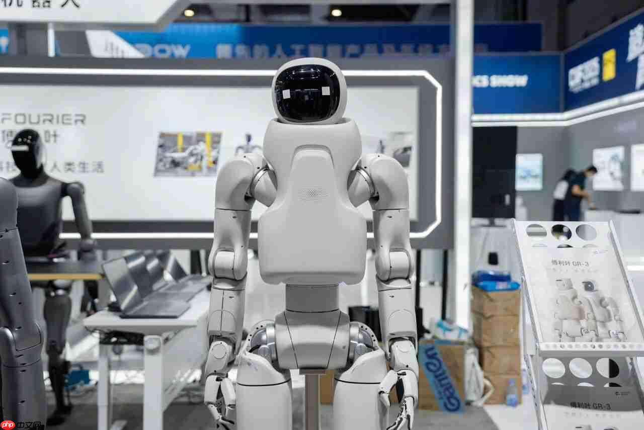 傅利叶第三代人形机器人 GR-3C 首次亮相:白色涂装形似“宇航员”