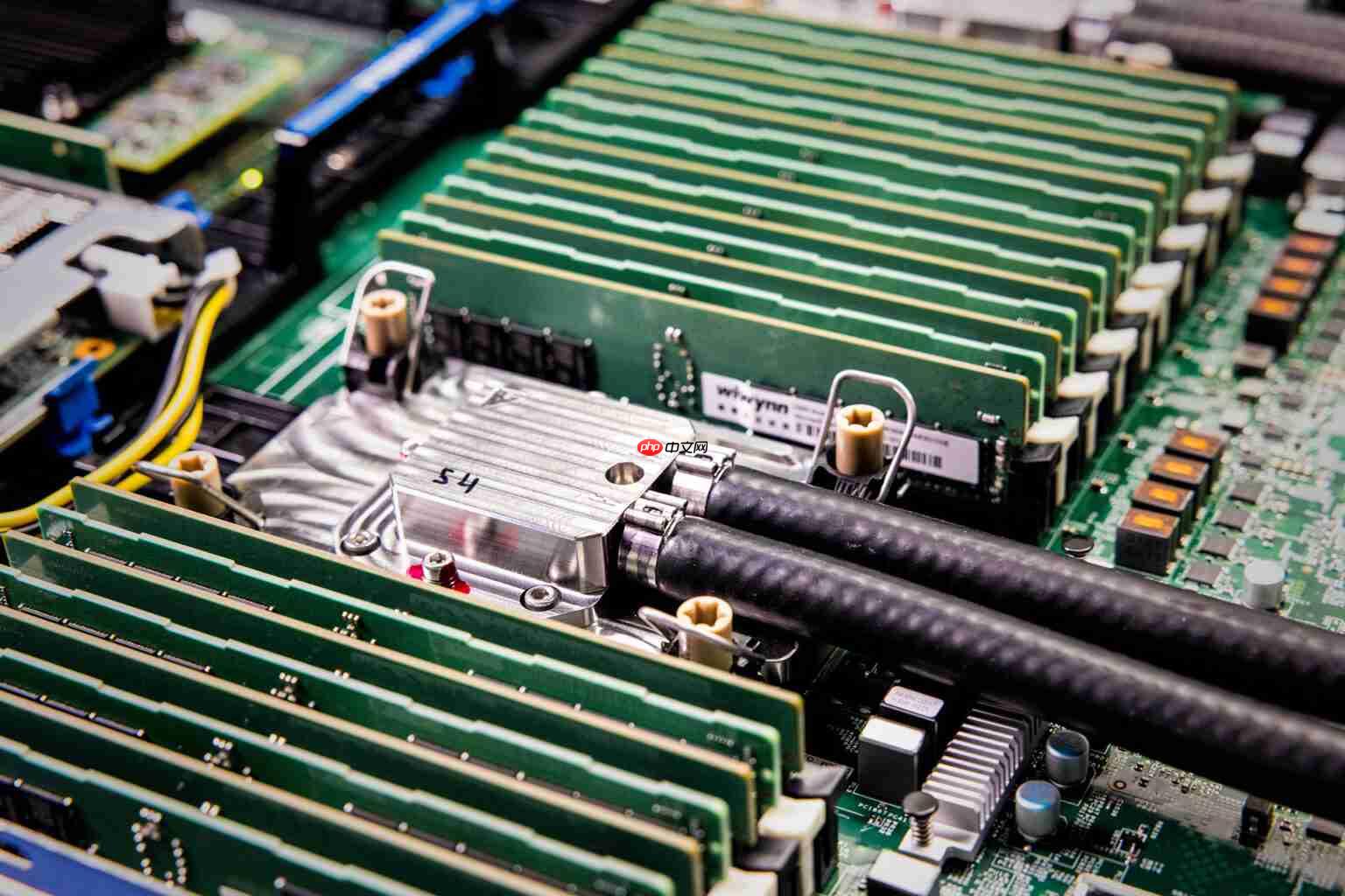 微软攻克数据中心芯片散热瓶颈:微流体 + AI 精准降温