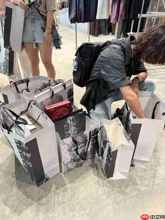 《黑神话:悟空》线下店今日开启试营业!精致琉璃葫芦太吸睛